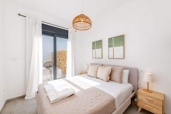 Drittes Schlafzimmer mit viel Tageslicht und Zugang zur geteilten Terrasse