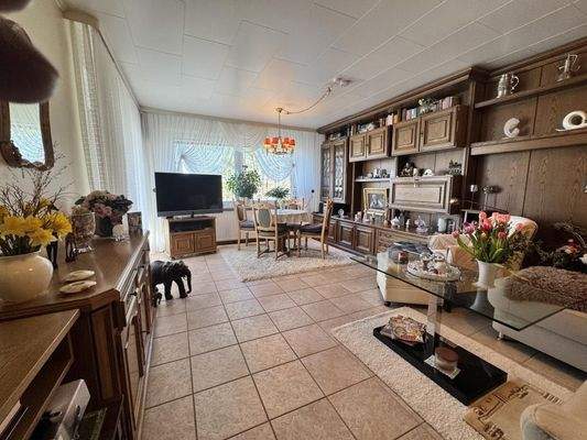 großes Wohnzimmer mit...