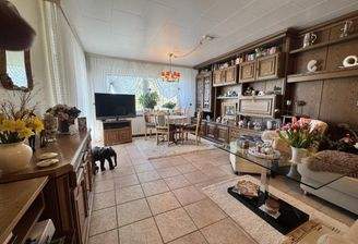 großes Wohnzimmer mit...