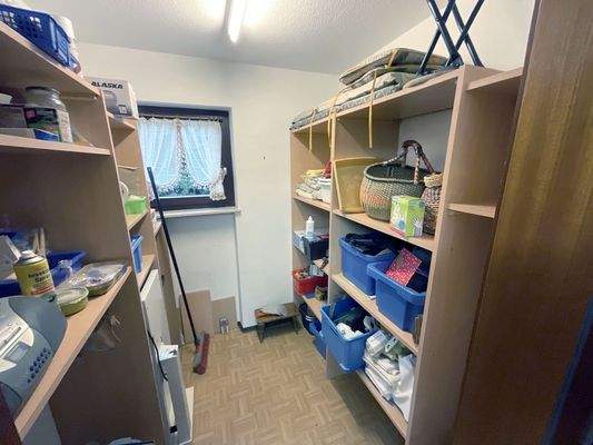 Absstellraum neben Küche