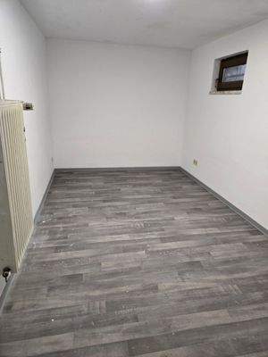 Mit PVC-Boden ausgestatteter Kellerraum