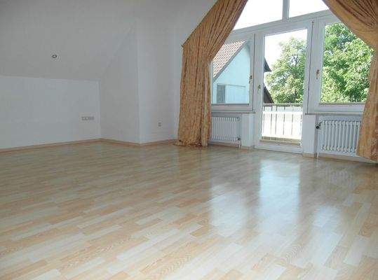 helles Schlafzimmer mit Balkon