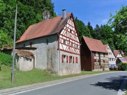 Hausansicht mit Stall