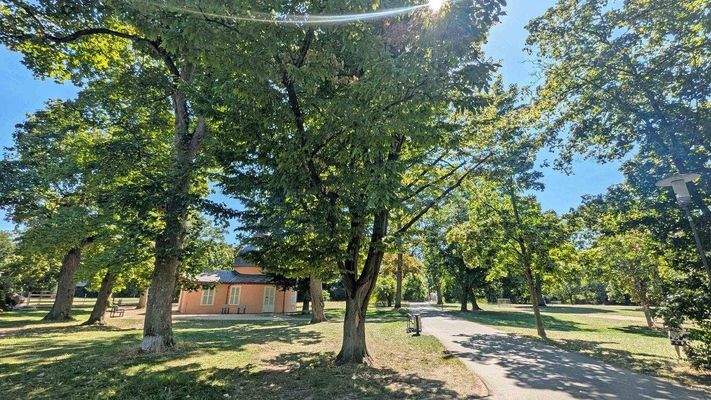 Direkt gegenüber: Kramer-Klett-Park