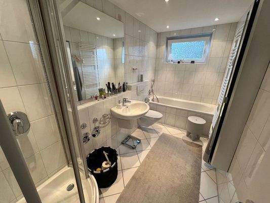 Bad mit Dusche und Wanne