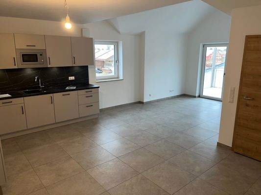 Wohnbereich mit Küche und Abstellkammer (3).jpg