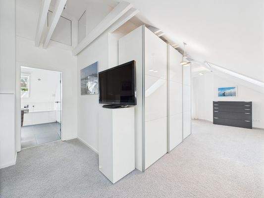 Dachgeschoss / Ankleide Blick Bad