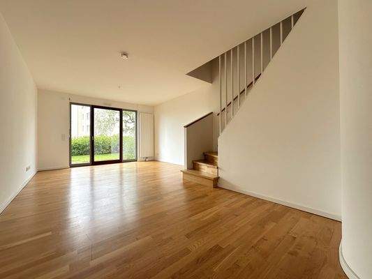 Helles Wohnzimmer mit Treppe