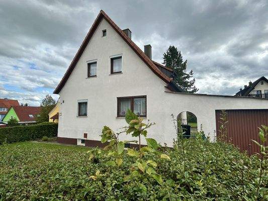 Giebelansicht mit Garage