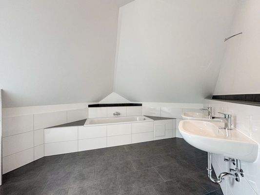 Das große Badezimmer mit Badewanne