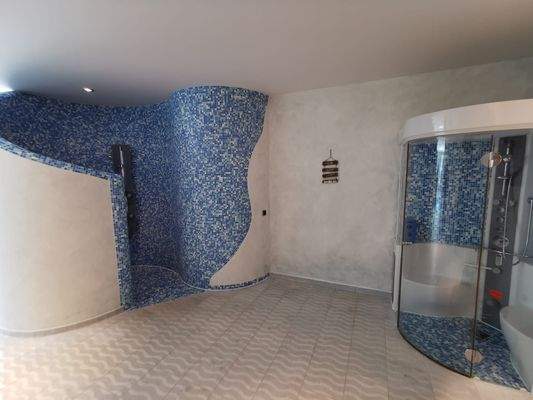 Spabereich mit Muscheldusche und Dampfdusche