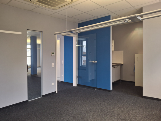 Blick vom Büro zur Teeküche