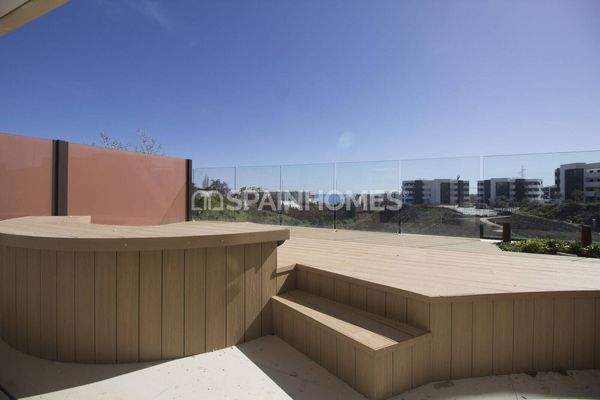 Sea-View Flat with Community Pool in Fuengirola