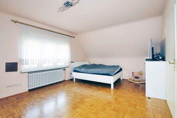 Ein Schlafzimmer mit Balkonzugang