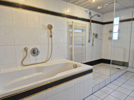 Badezimmer - Vorderhaus