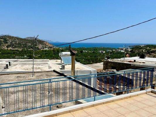 Kreta, Kalo Chorio: 2-Apartment-Anwesen mit geräumiger Dachterrasse zu verkaufen