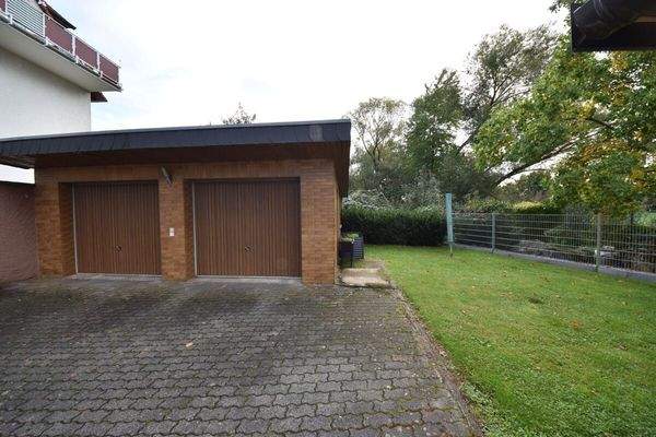 Doppelgarage und Garten