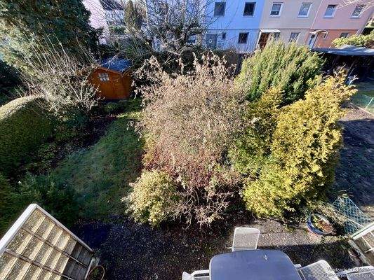 Ausblick vom Balkon in den Garten