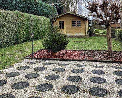 Garten mit Gartenhütte