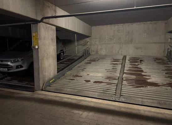 Tiefgaragenstellplatz oben
