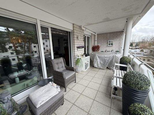 Großer Balkon mit Fensterfront