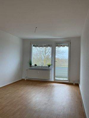 Wohnzimmer mit Balkon