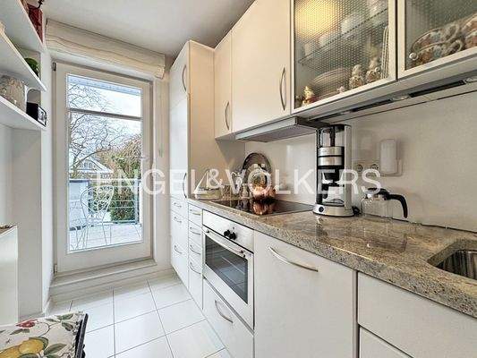 Küche im Einliegerbereich mit Zugang zum Balkon