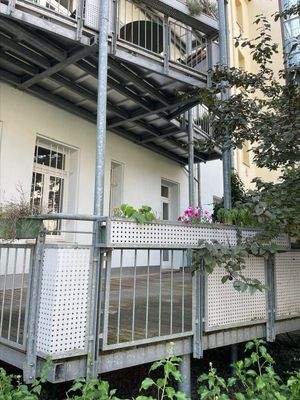 Blick vom Innenhof auf Terrasse