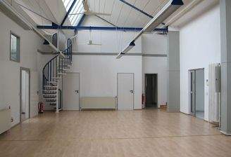 Großraumbüro mit Archiv