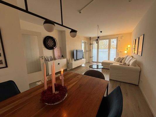 Wohn- und Esszimmer mit großem Balkon