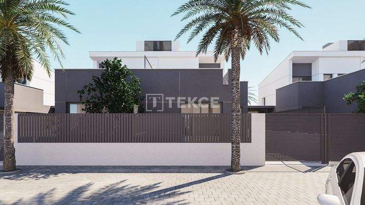 Semi-Detached Villas Meters from the Beach in Los Nietos