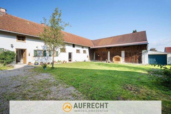 Hausansicht mit Innenhof