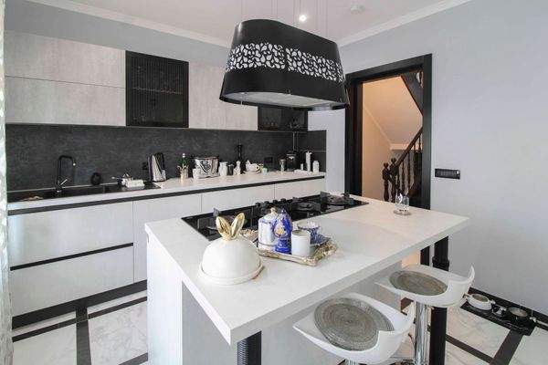 Küche mit Kochinsel 1.OG