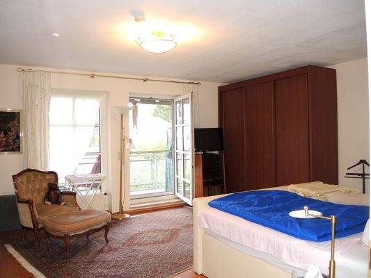 Elternschlafzimmer mit Balkonzugang