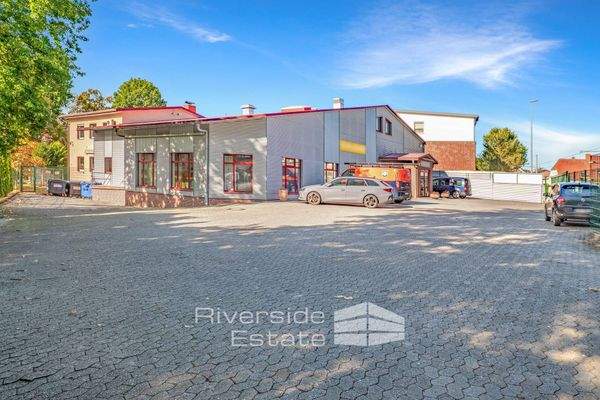 Stellplätze vor dem Fachmarkt