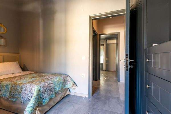 upstairs corridor apt 5.jpg