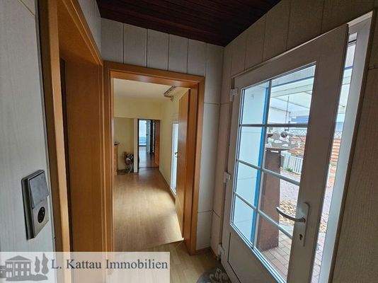 Flur mit Zugang zur Terrasse