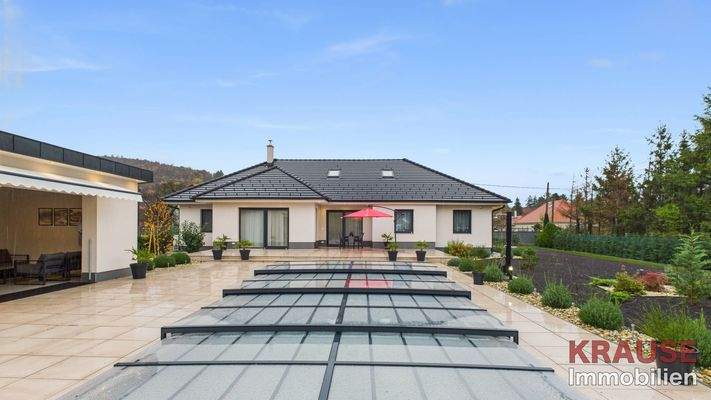 Außenansicht mit Terrasse und Pool