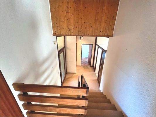 Die versetzten Wohnebenen werden über eine breite Treppe verbunden