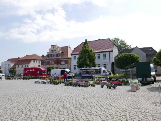 Marktplatz mit Wochenmarkt