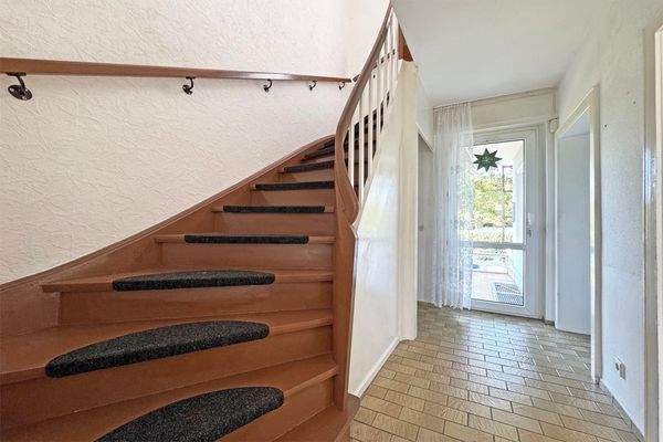 Flur mit massiver Holztreppe