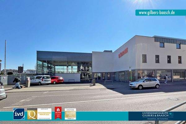 Schaufenster und Zugang im EG