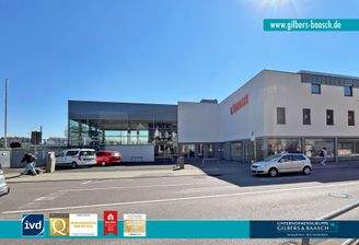 Schaufenster und Zugang im EG