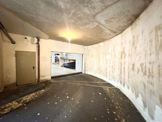 Einfahrt mit automatischem Tor