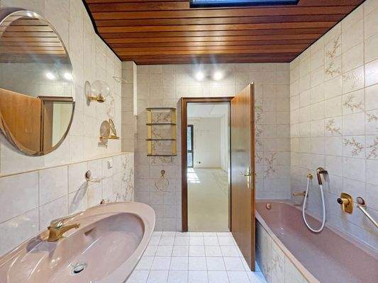 Ein Badezimmer en Suite rundet den Komfort des Schlafzimmers auf durchdachte Weise ab