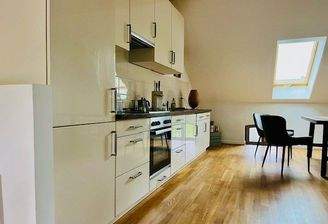 Großes Wohn-Esszimmer mit Blick auf die Terrasse mit Parkblick