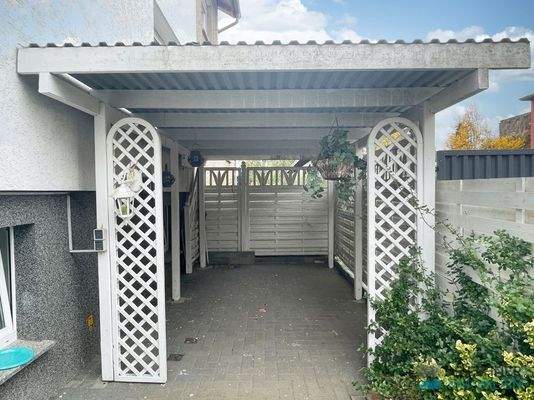 kleine, überdachte Terrasse