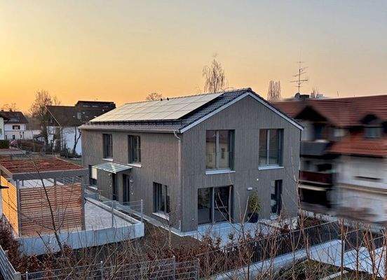 Außenansicht des Zweifamilienhauses bei Sonnenuntergang