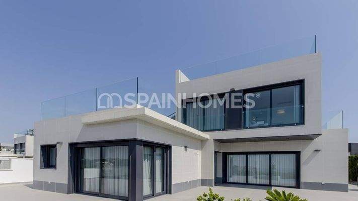 Excellent Villas with a Private Garden and Swimming Pool in Orihuela