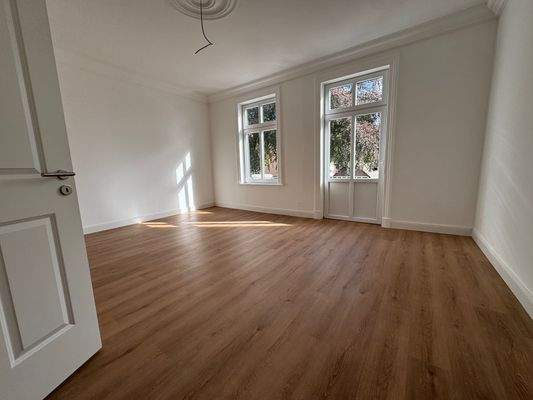 Büroraum 1 mit Balkonzugang.JPG